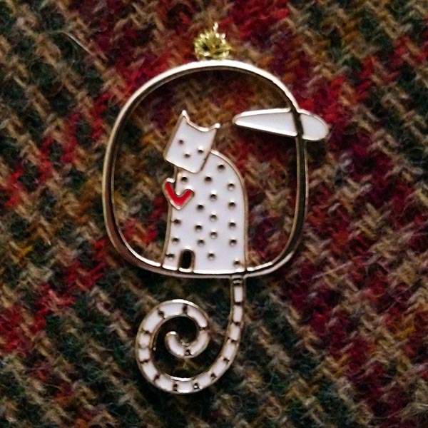 A pretty cat charm attached to Harris tweed background. Great gift for a cat lover.  Supplied with a crocheted hanging loop in contrasting yarn.