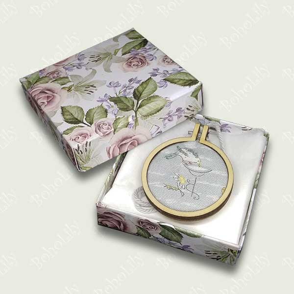 This is an embroidered bird and daisy onto a pre printed fabric.  It comes with a contrasting cotton yarn loop ready to hang and is supplied in a pretty handmade gift box.  Only one is available.