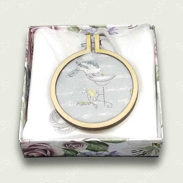 This is an embroidered bird and daisy onto a pre printed fabric.  It comes with a contrasting cotton yarn loop ready to hang and is supplied in a pretty handmade gift box.  Only one is available.