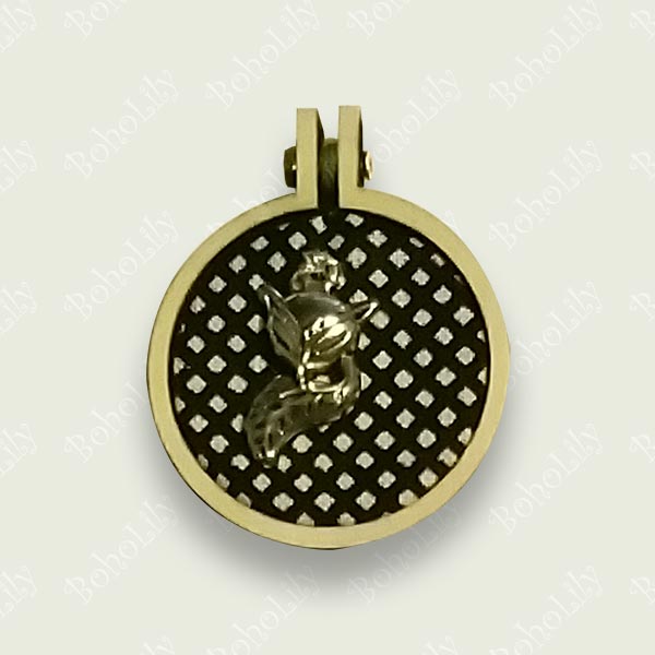 A quirky silver fox charm stitched onto a black/white checked fabric. Supplied with green cotton yarn hanging loop and lovely handmade gift box.